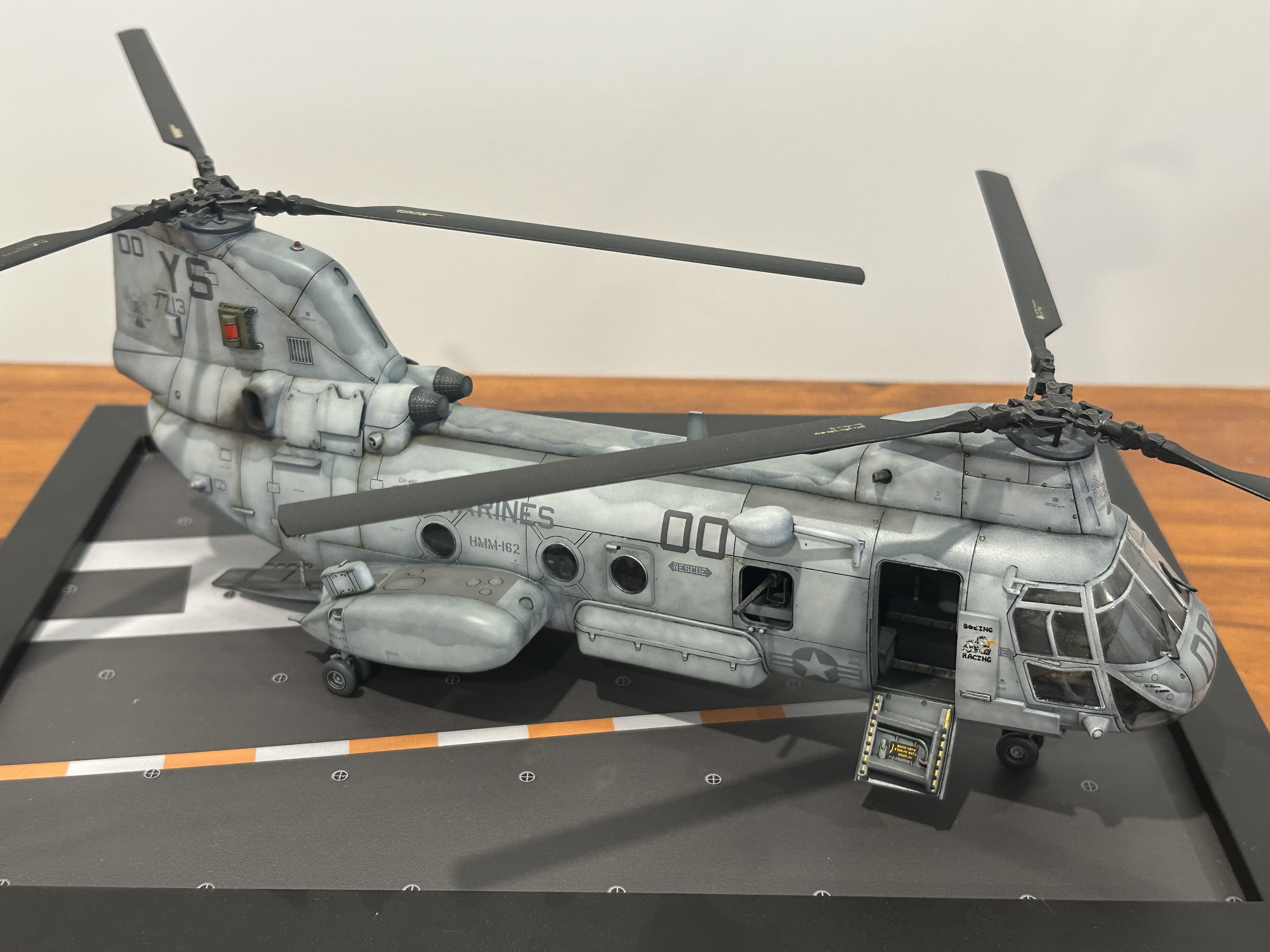 CH-46E US Marines "Bull Frog"